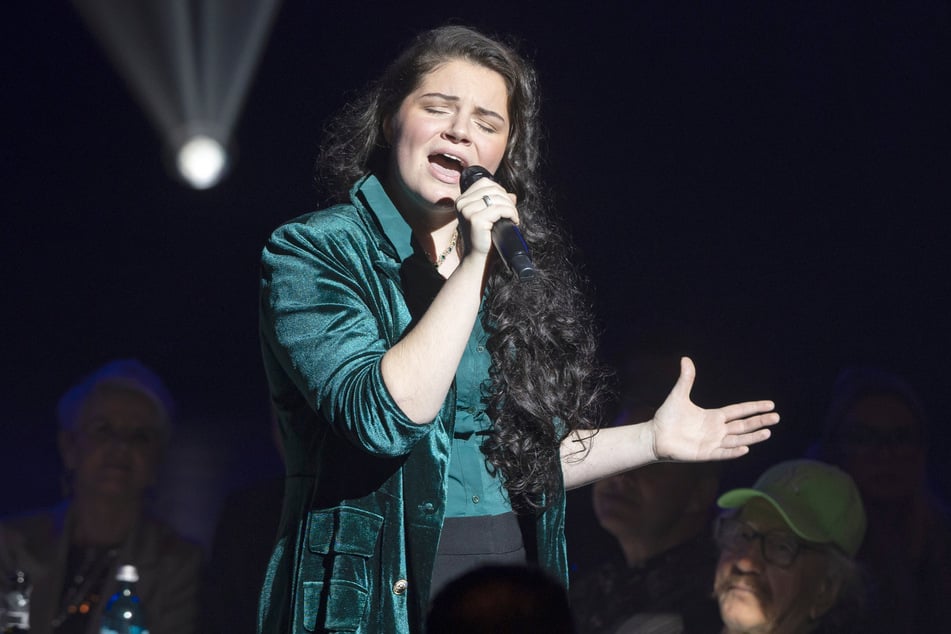 Bei der Premiere der neuen Show "Mystique" überraschte Satin (21) die Gäste mit einem ungeplanten Auftritt.