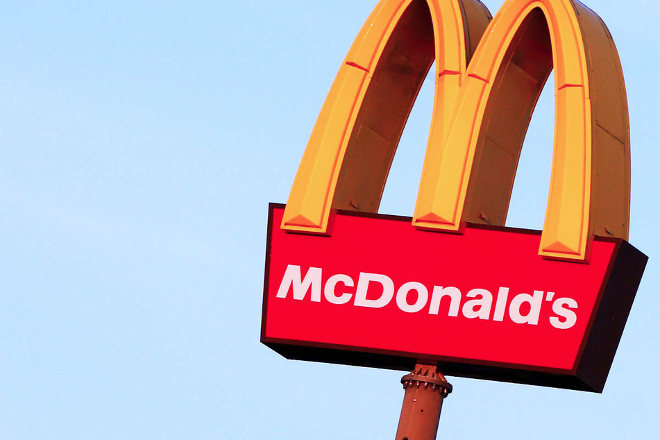 Überfall auf McDonald's: Kundin erleidet Schock, Polizei sucht flüchtigen Täter