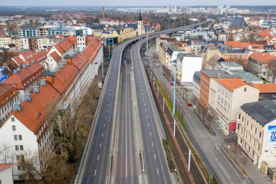 Sachsen-Anhalt, Halle: Blick auf die völlig verwaiste Hochstraße (Luftaufnahme mit Drohne um 09.30 Uhr).