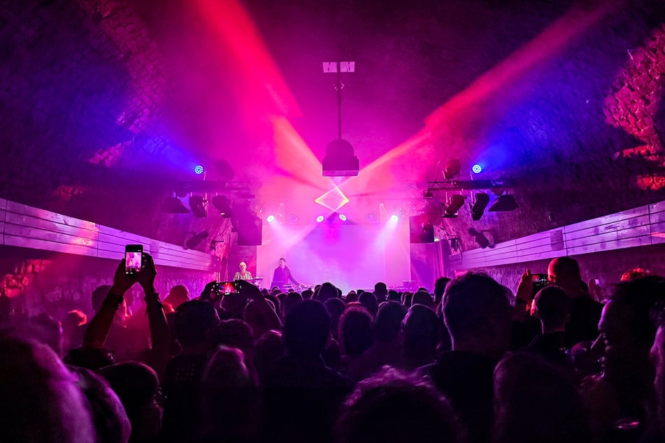 Eine Stunde lang unterhielt das Duo in der Moritzbastei. Die sogenannte Veranstaltungstonne, in der sonst kleinere Acts auftreten, war ausverkauft.