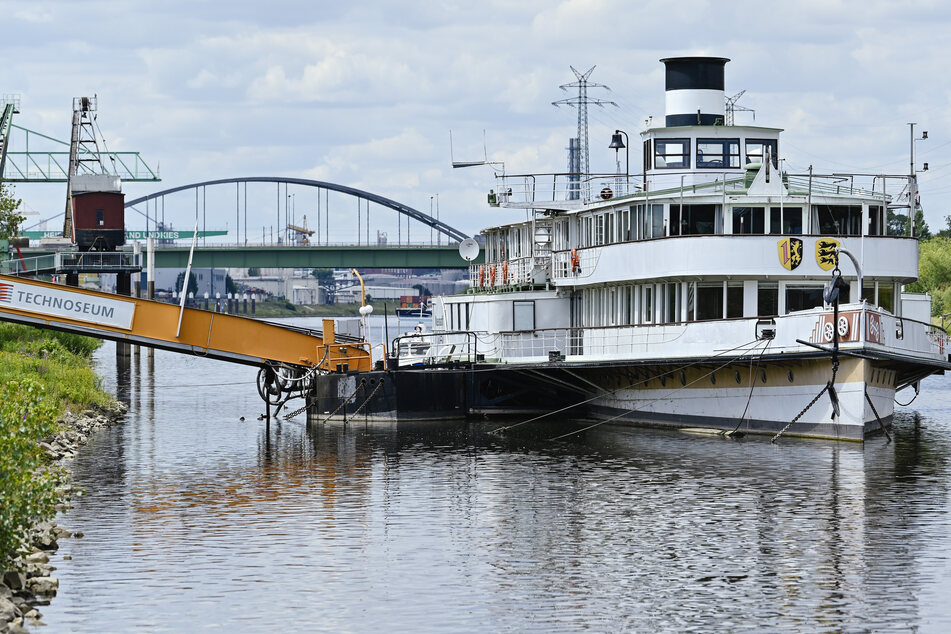 Das Museumsschiff "Mannheim", ein Raddampfer aus dem Jahr 1929, liegt auf dem Neckar an einem Ufersteg.