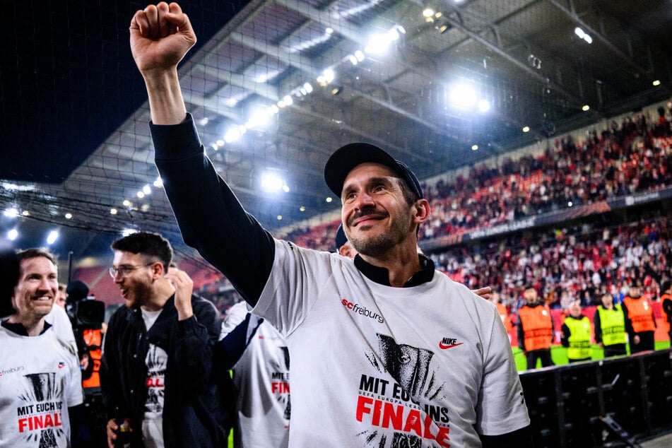 Freiburgs Trainer Julian Schuster (41) nach dem Einzug ins Finale der Europa League. Sollten die Breisgauer den Titel holen, hätte diese keine Auswirkungen auf eine Teilnahme von Eintracht Frankfurt an der Conference League.