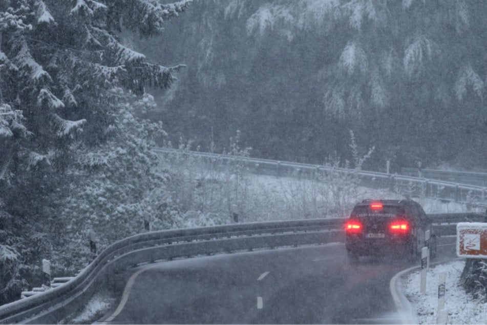 Unfall A96: Plötzlich Winter in Bayern: Schnee sorgt für Crash-Serie im Allgäu