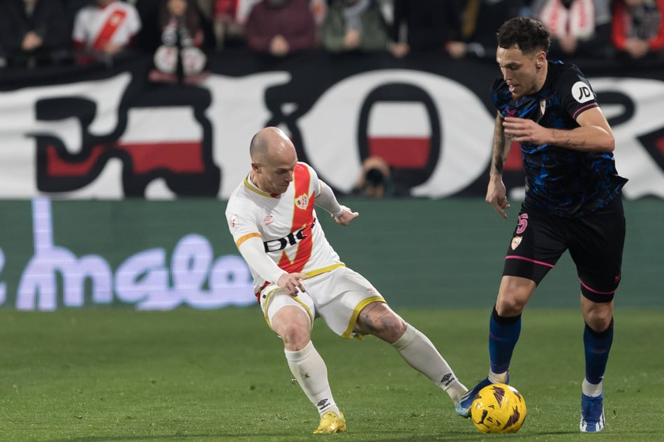 Lucas Ocampos (29, r.) wurde während der Partie mit dem FC Sevilla bei Rayo Vallecano von einem Zuschauer sexuell belästigt.