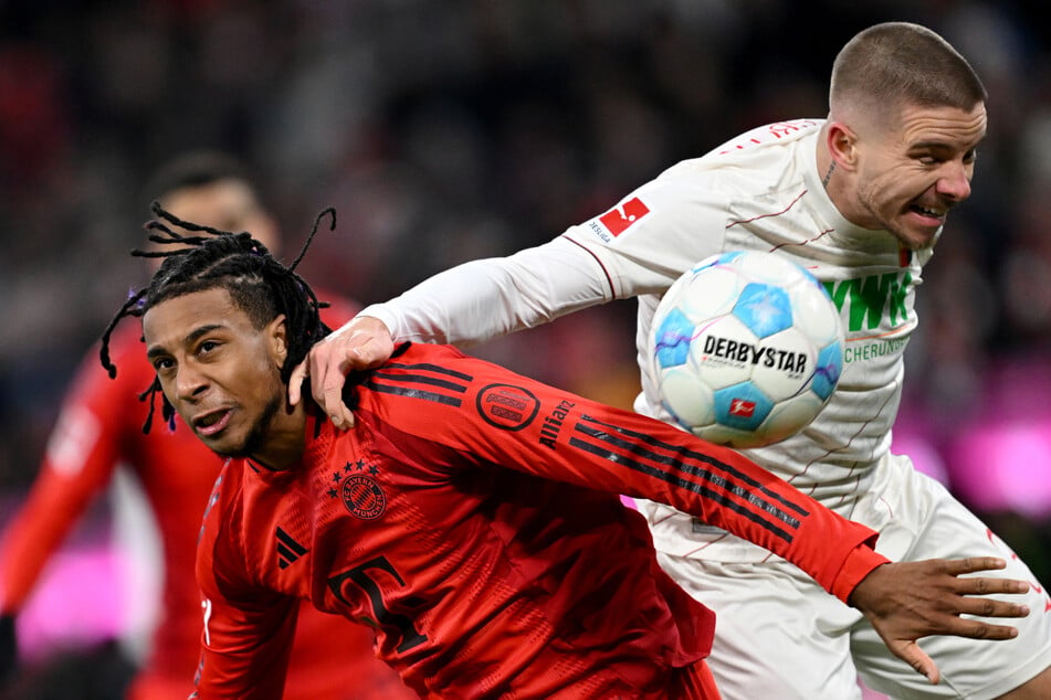 Mads Pedersen (29, r.) steckt auch gegen Bayerns Michael Olise (24) nicht zurück.