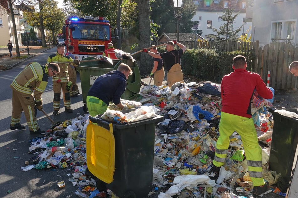 Dresden: Rauchender Müllberg in Dresden: Feuerwehr im Einsatz!