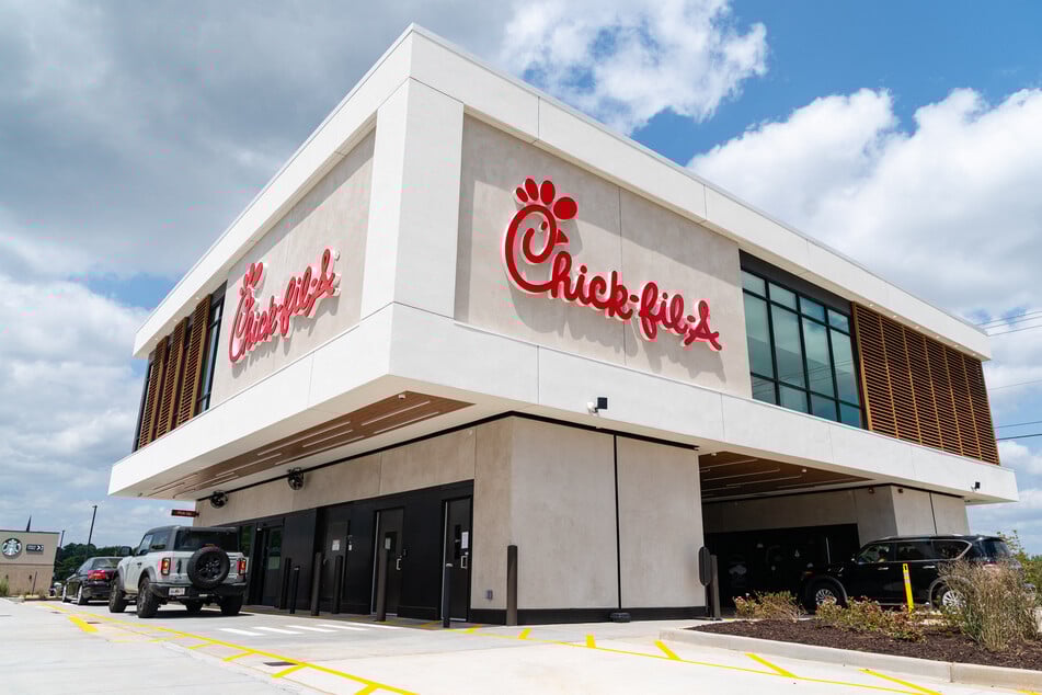 "Chick-fil-A" ist eine US-Fast-Food-Kette, die vor allem für ihre Hähnchensandwiches bekannt ist.