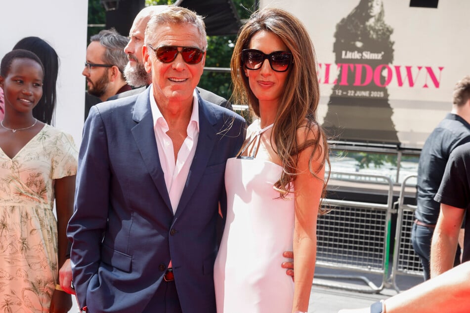 Für den guten Zweck öffnen George Clooney (64) und seine Frau Amal (47) ihr privates Anwesen.