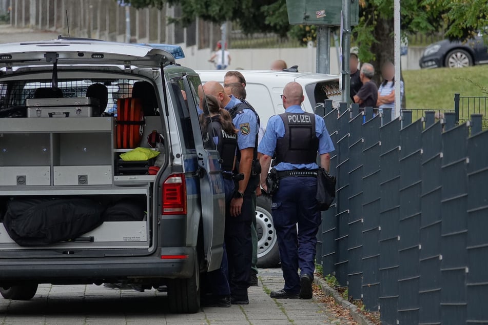 Zahlreiche Einsatzkräfte waren vor Ort und sicherten den Tatort ab.