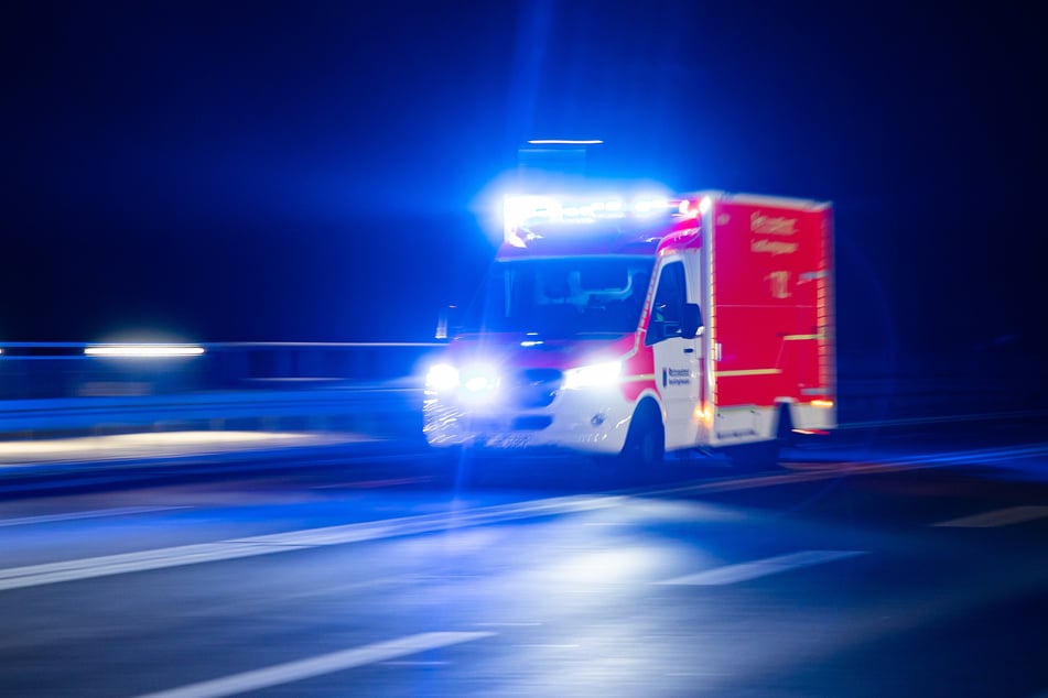 Ein Rettungswagen, den die Feuerwehr sicherheitshalber zur Einsatzstelle gerufen hatte, konnte wieder abrücken: Es wurde niemand verletzt. (Symbolbild)