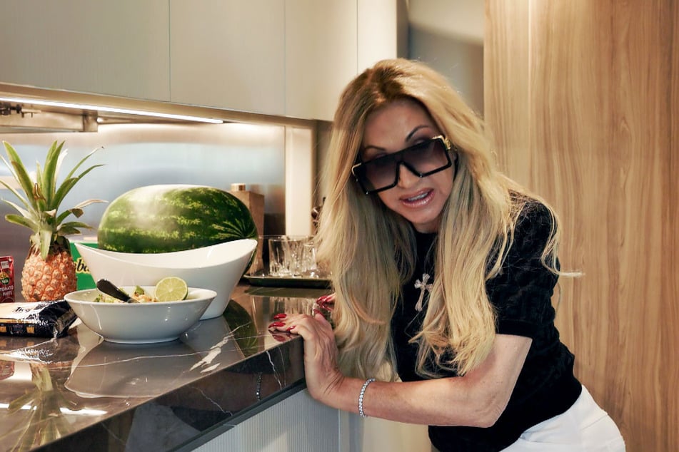 Nach einer ausschweifenden Partynacht ist Carmen Geiss (60) am nächsten Morgen völlig verkatert aufgewacht.