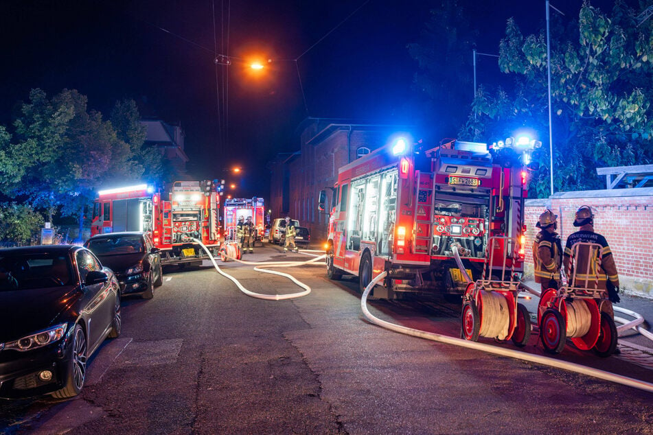 Die Feuerwehr durchsuchte die verrauchten Räumlichkeiten nach Verletzten.