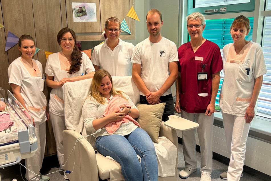 Beschäftigte der Kinderklinik umringen die Mutter mit der kleinen Marie.Sie hatte bei der Geburt ein Gewicht von 265 Gramm.