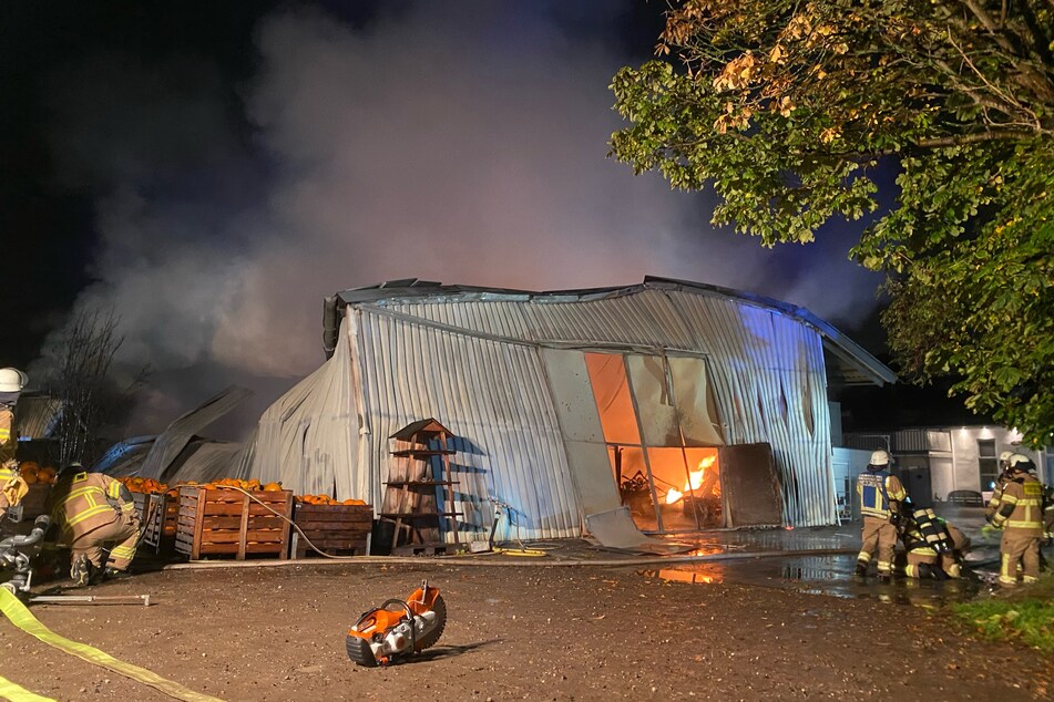 Flammen wüten in einer Lagerhalle in Frechen, die Polizei ist im Großeinsatz.
