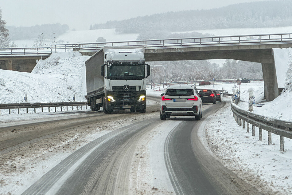 Auf der Umgehungsstraße in Rodewisch Richtung Treuen kamen mehrere Lastwagen aufgrund der vereisten Fahrbahn zum Stillstand.