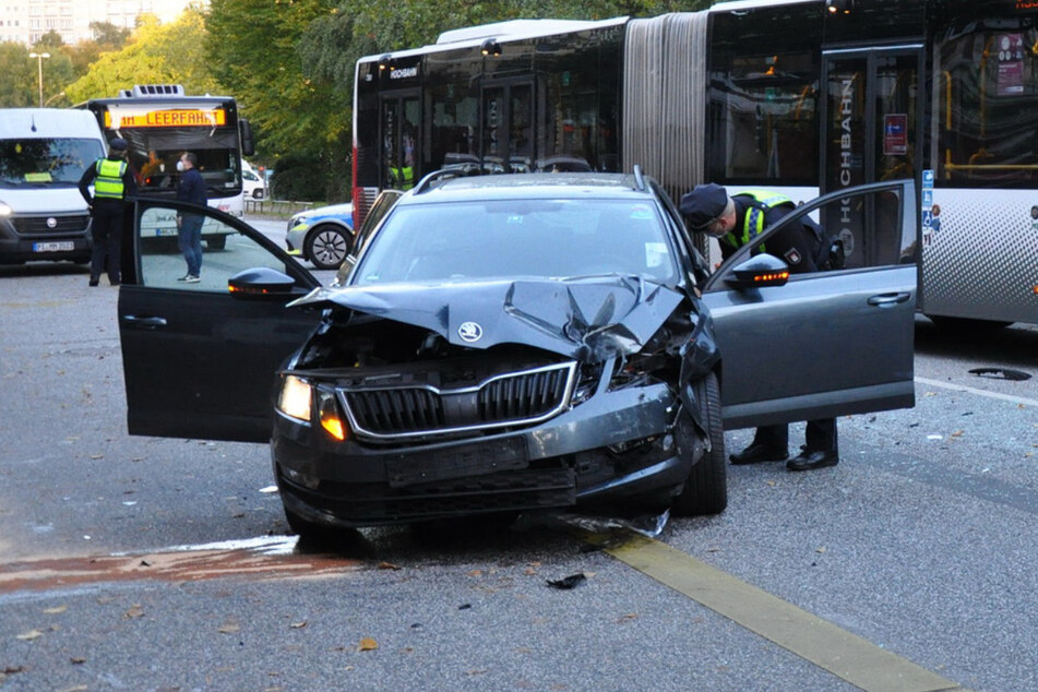 Linienbus kracht in Auto: Fahrer schwer verletzt