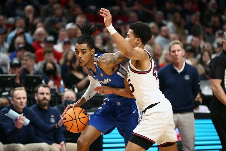 Emoni Bates of the Memphis Tigers drives passed the Gonzaga Bulldogs during the 2022 NCAA Men's Basketball Tournament.