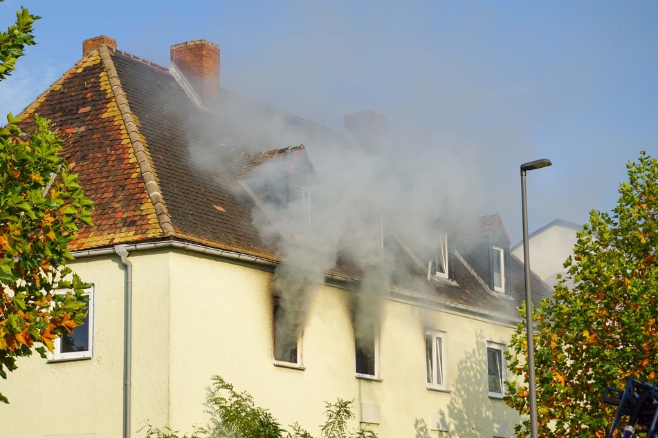 Dichter Rauch drang aus dem ersten Stockwerk des Hauses.