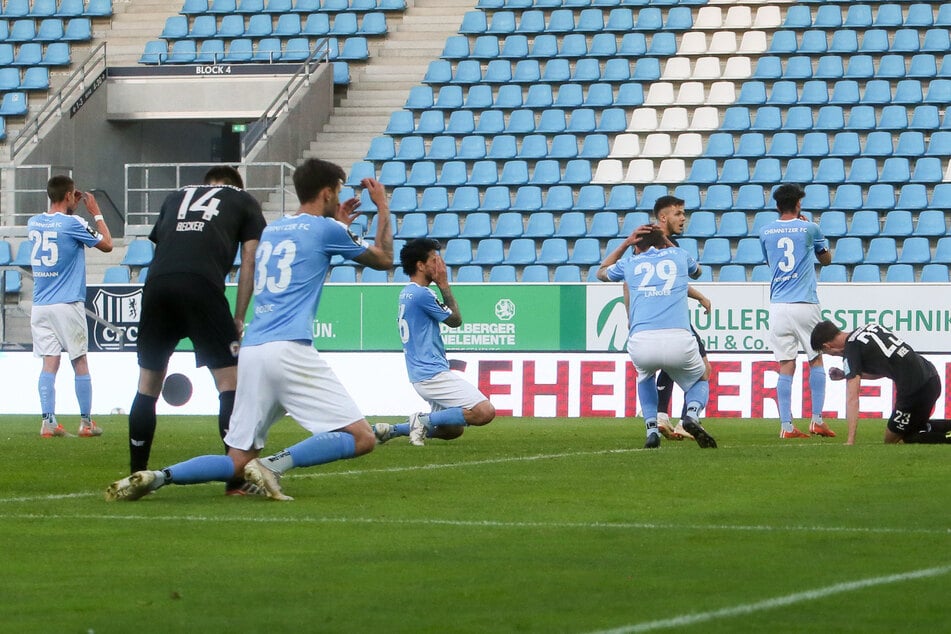 Der Moment das Abpfiffes beim 1:2 daheim gegen Braunschweig und eine gleiche Handbewegung bei allen Himmelblauen. Sören Reddemann, Dejan Bozic, Philipp Hosiner, Matti Langer und Niklas Hoheneder können es nicht fassen.