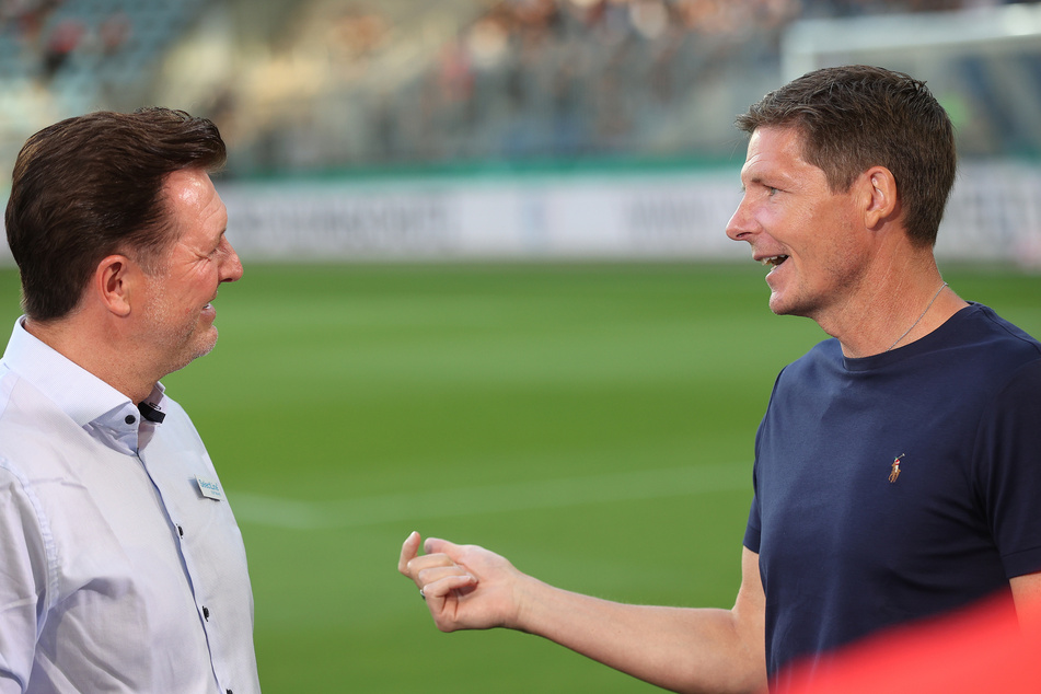 Freundliches Trainer-Treffen vor dem Anpfiff zwischen Magdeburgs Christian Titz (l.) und Oliver Glasner von Eintracht Frankfurt.