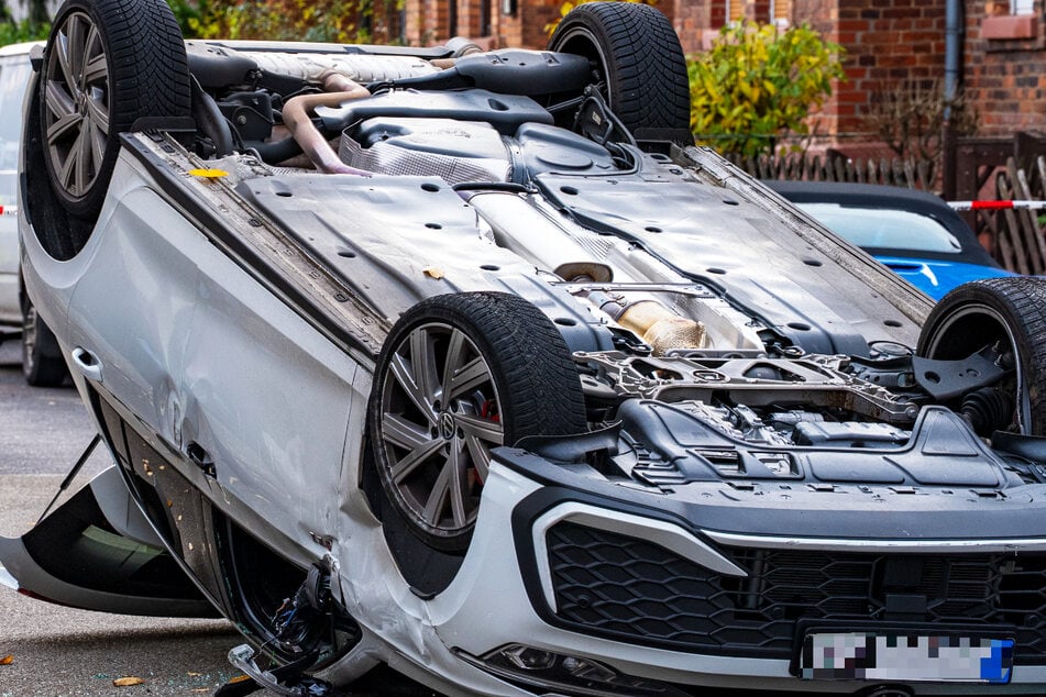 In der Josefstraße in Hanau überschlug sich am Mittwoch ein weißer VW: Der Fahrer war mit seinem Wagen vor der Polizei geflohen.