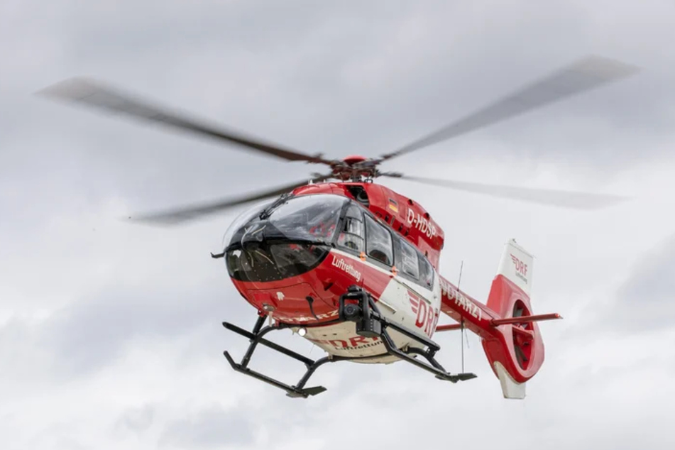 Der 18-jährige Autofahrer wurde mit einem Rettungshubschrauber in eine Klinik geflogen. (Symbolbild)