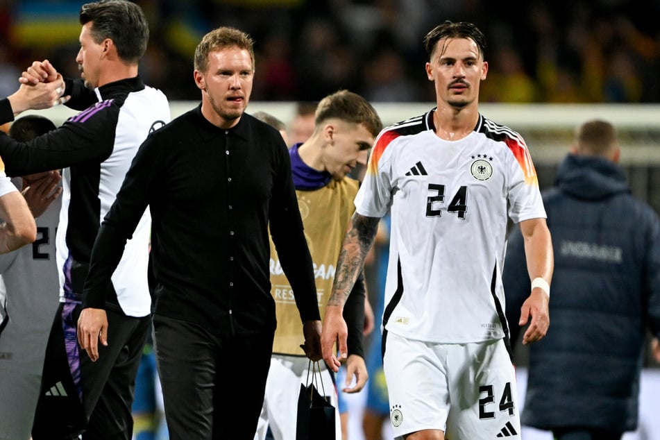 Eintracht Frankfurts Robin Koch (28, r.) könnte in der Nationalelf schon bald eine größere Rolle einnehmen. Zumindest, wenn es nach seinem Sportchef bei der SGE geht.