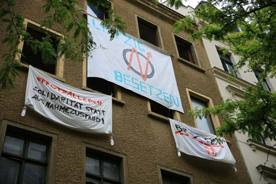 Im Leipziger Stadtrat wird das Vorgehen der Besetzer mit gemischten Gefühlen aufgenommen. Die Polizei hält sich indes zurück, will zunächst die Gespräche mit dem Eigentümer abwarten.