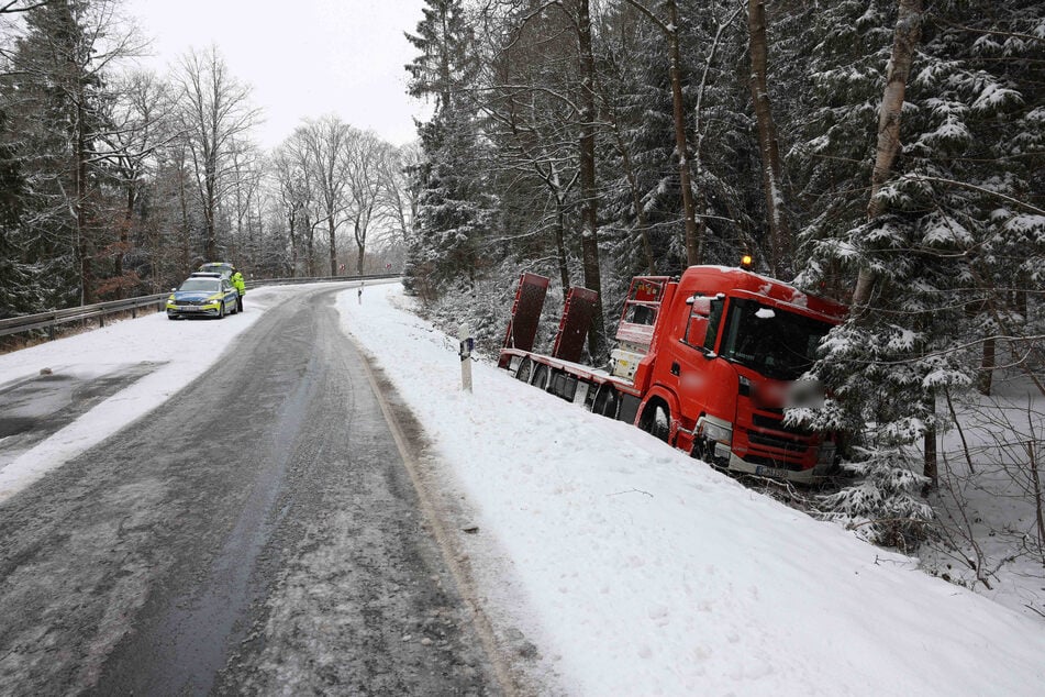 Ein Lkw rutschte von der B169 bei Falkenstein (Vogtland).