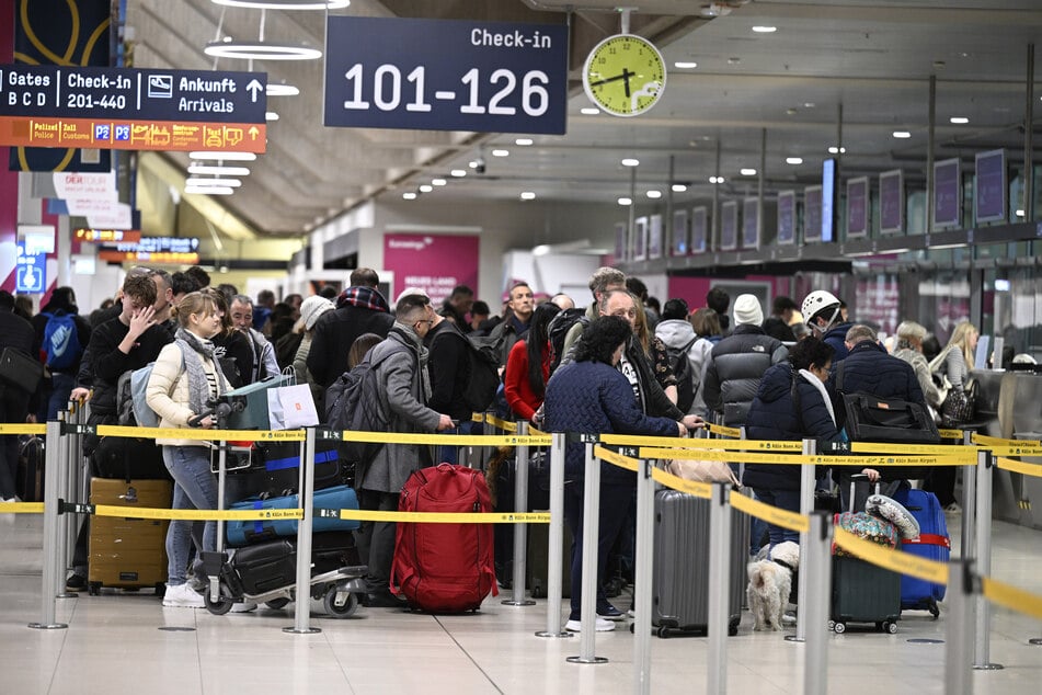 An den Flughäfen in Köln/Bonn und Düsseldorf gibt es seit Dienstagmorgen keine weiteren Beeinträchtigungen für Reisende mehr. (Symbolbild)