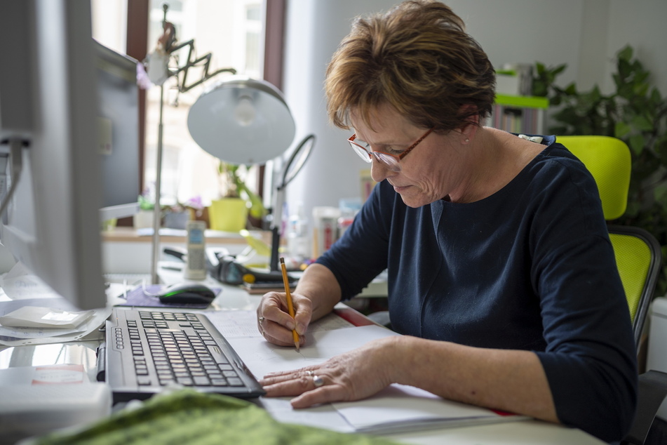 Sabine Göthel (62), Inhaberin von "Hobby Welt Kreativ", entwirft ihre Schultüten von Hand.