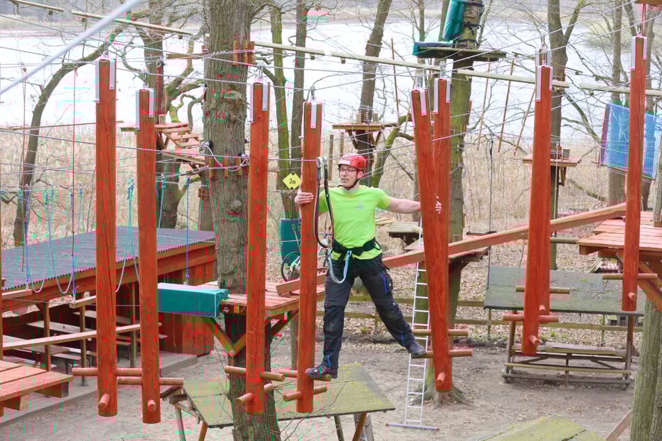Hochseilgarten-Mitarbeiter Franz Bugner (24) probiert den neuen Parkour aus.