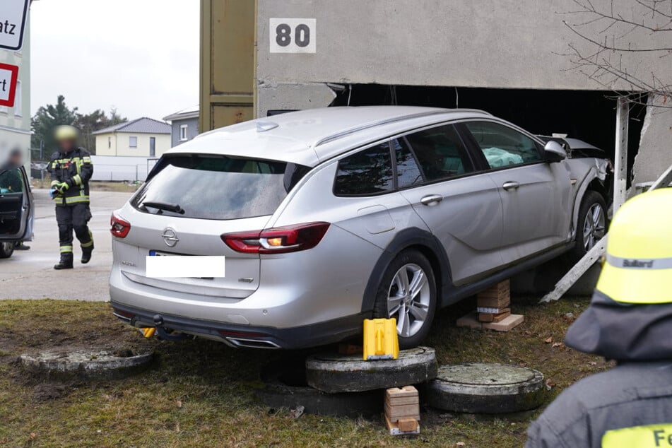 Opel kracht in Gebäude: Schwer verletzter Fahrer eingeklemmt
