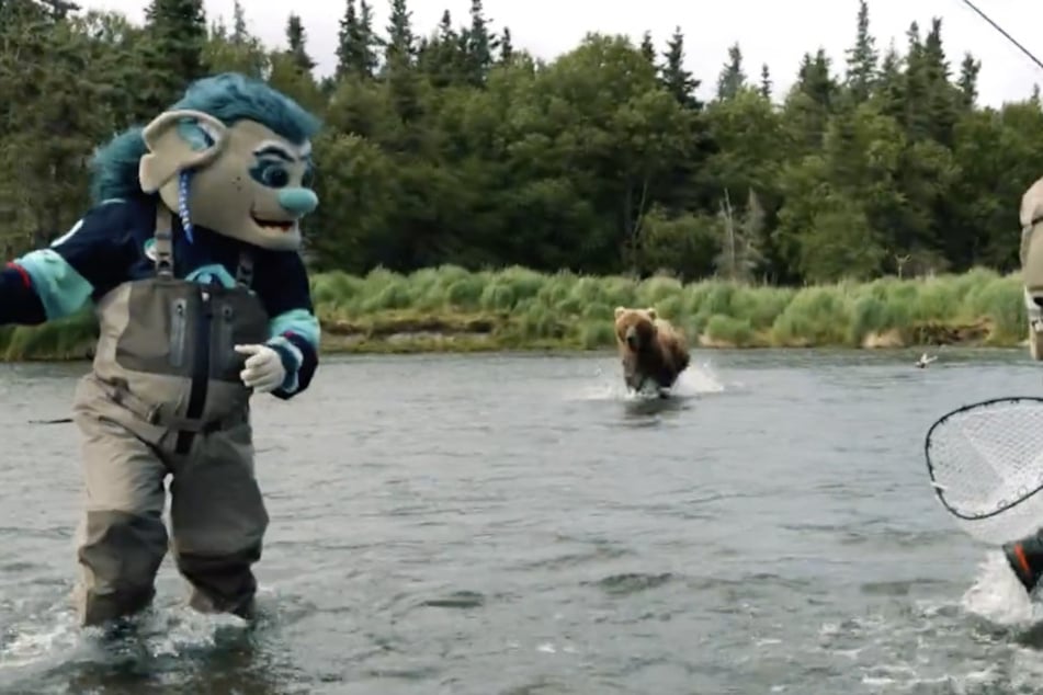 Während des Fliegenfischens rannte ein Grizzlybär auf das Eishockeyteam der "Seattle Kraken" zu.