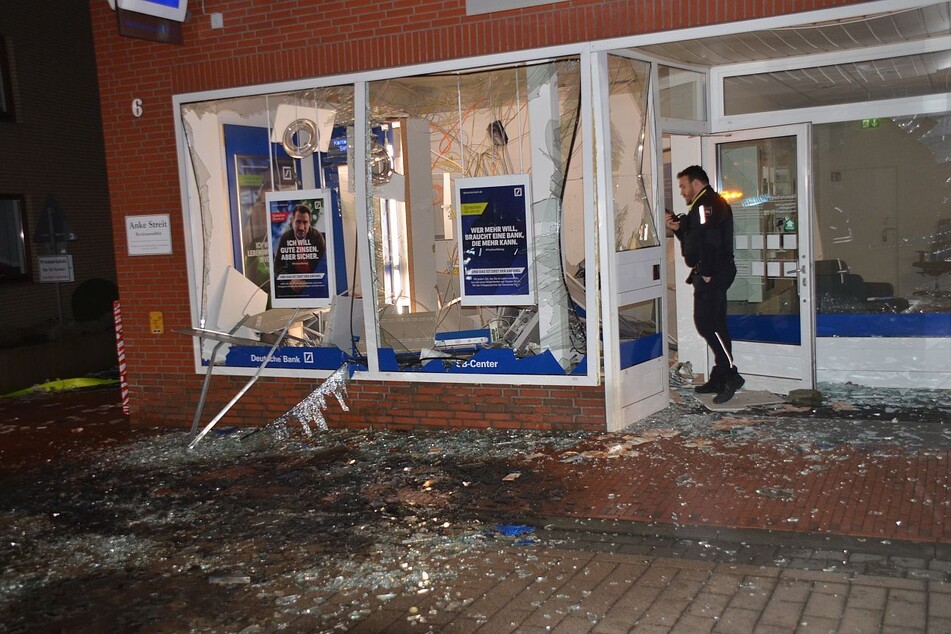Geldautomat gesprengt: Polizei klaubt mehrere 10.000 Euro von der Straße