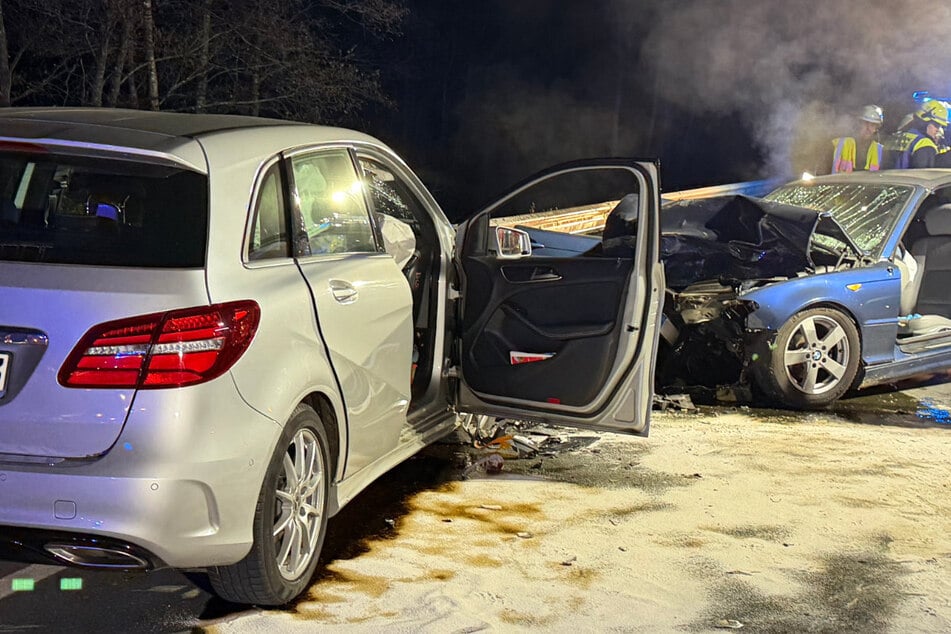 Frontalcrash in Waldstück: Mehrere Verletzte, Hubschrauber im Einsatz