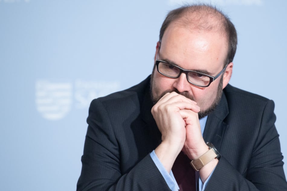 Christian Piwarz (CDU), Kultusminister von Sachsen, nimmt in der Staatskanzlei an einer Pressekonferenz teil.