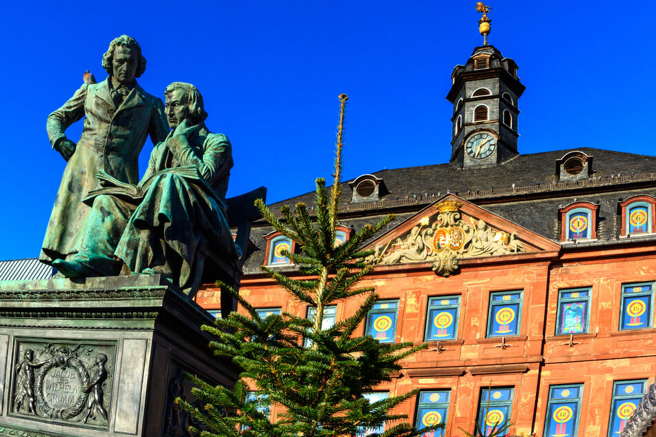 Das Denkmal der Brüder Grimm auf dem Marktplatz von Hanau (Symbolbild).