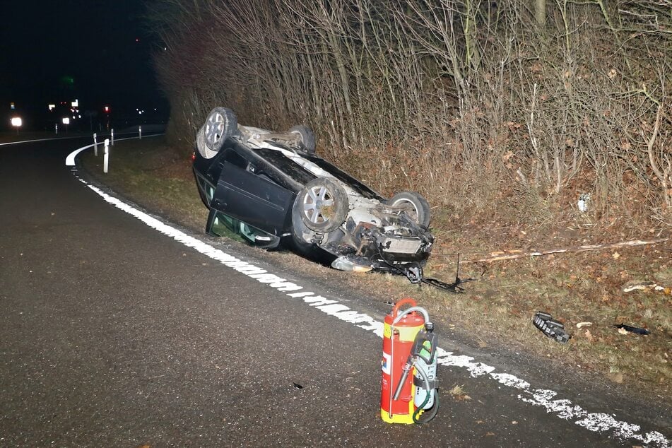 Nachdem der VW von der Straße abgekommen war, überschlug sich das Fahrzeug und blieb auf dem Dach liegen.