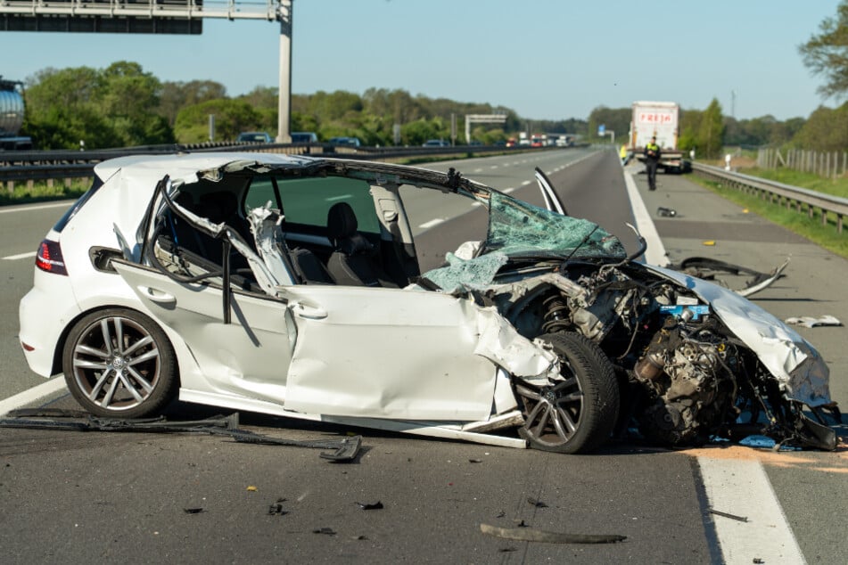 Unfall A1: Chaos auf der A1: Golf kollidiert mit Lkw, fünf Minuten später kracht es erneut