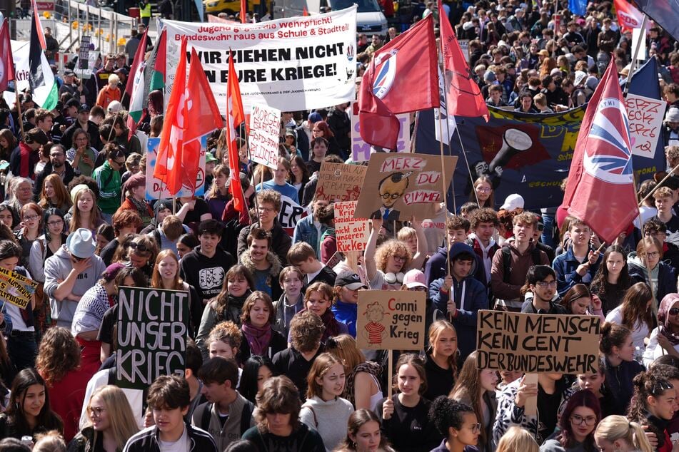 Viele Demonstrierende hatten Plakate dabei, um gegen die Wehrpflicht zu protestieren.