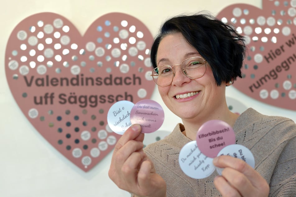 Adrienne Stiegler (48) zeigt die Magnete mit sächsischen Liebesbekenntnissen, die von der Fotowand gepflückt werden dürfen.