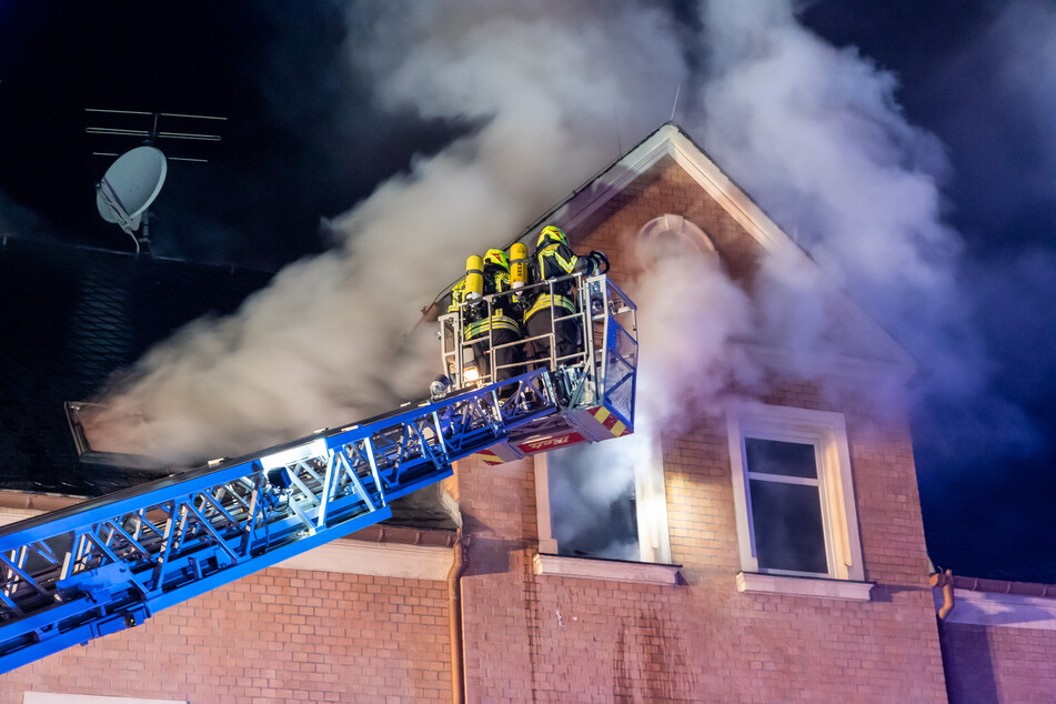 Als die Feuerwehr eintraf, schlugen die Flammen bereits aus den Fenstern der Dachgeschosswohnung. Der Mieter hatte den Brand rechtzeitig bemerkt und konnte sich in Sicherheit bringen.