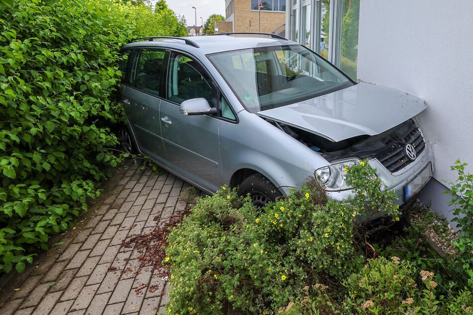 Ein VW-Fahrer krachte gegen ein Klinik-Gebäude in Glauchau.