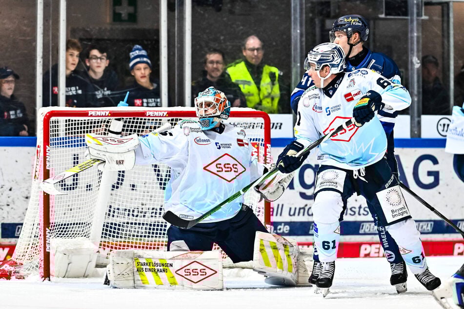 Eislöwen-Goalie Jussi Olkinuora (l.) versuchte den Sieg festzuhalten, aber irgendwann war auch er machtlos.
