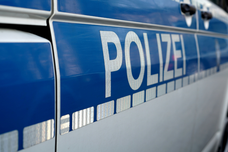 Der Täter soll einen schwarzen Transporter gefahren haben. (Symbolbild)
