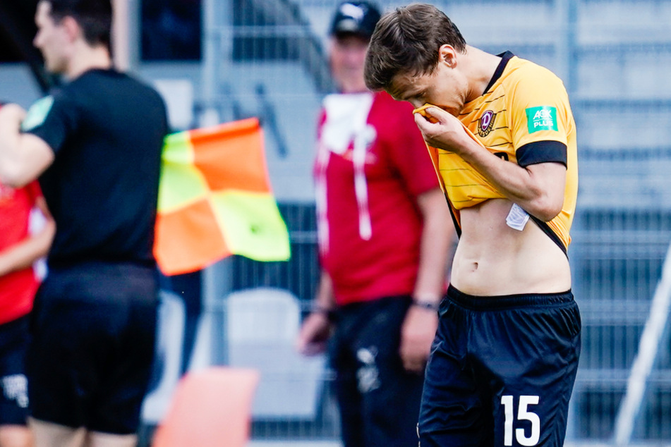 Dresdens Chris Löwe verlässt nach der roten Karte das Spielfeld.