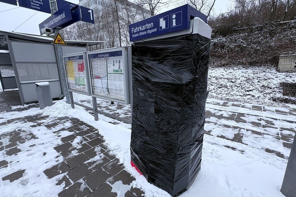 Der Automat wurde mittlerweile mit Folie umwickelt.