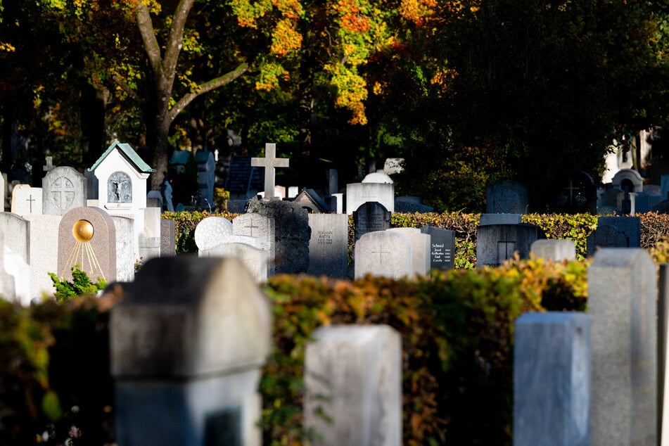 Vermutlich bei einem Unfall hat ein Senior auf dem Kölner Westfriedhof derart schwere Verletzungen erlitten, dass er noch an Ort und Stelle starb. (Symbolbild)