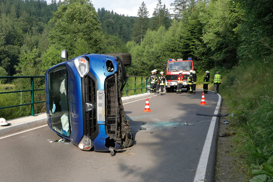 Auf der Seite gelandet! Eine Dacia-Fahrerin wurde am Donnerstag bei einem Unfall in Pobershau leicht verletzt.